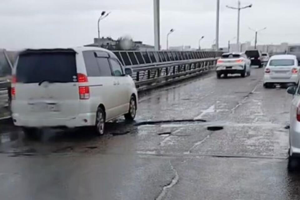 Месяц ямы на мосту проспекта Советов остаются без ремонта По словам очевидцев повреждения появились ещё после дождей и с каждым днём только увеличиваются Сейчас они занимают две полосы движения в сторону центра и водители вынуждены объезжать ямы создавая аварийные ситуации   Жители также жалуются на разрушенное покрытие на улице Мостовая Там ямы становятся всё больше из за них образуются пробки Да и по всему городу хватает таких в которые машина проваливается по колесо ZAB RU