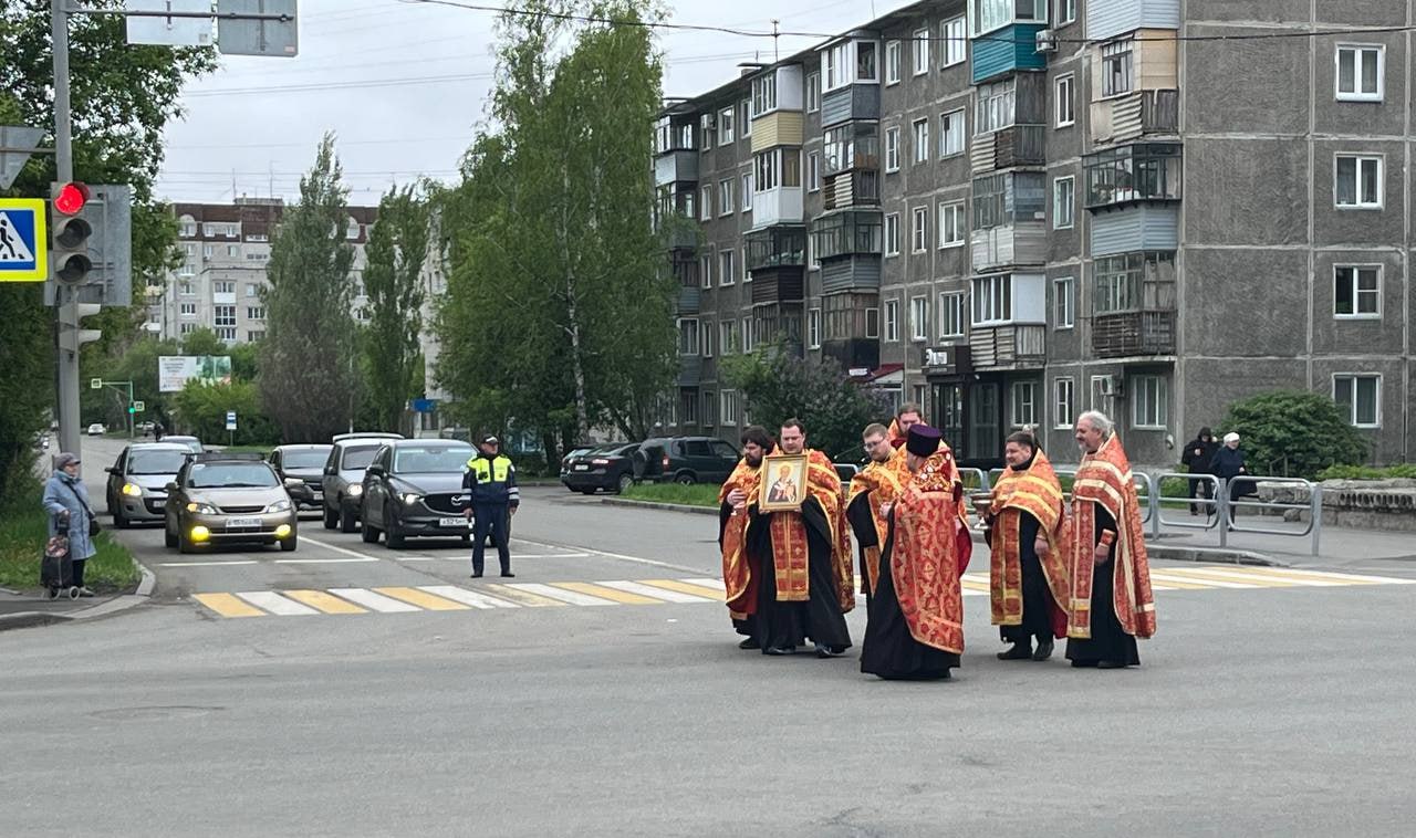 Аварийный перекресток Криволапова — Пушкина в Кургане окропили святой водой За год на этом участке произошло 4 ДТП, в которых 6 человек получили травмы. Священники по благословению митрополита Курганского и Белозерского Даниила совершили молебен о всех пострадавших и окропили этот участок святой водой с призыванием благодати Святого Духа. Госавтоинспекция Кургана ГТРК Курган
