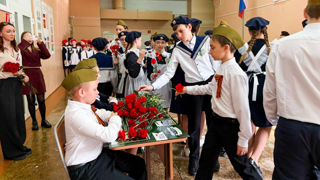 Парту Героя открыли в школе 3 в память о погибшем участнике СВО В преддверии 23 февраля в 3 й школе вспоминали выпускника этого учебного заведения кавалера Ордена Мужества Эдуарда Юдина Ранее в школе были открыты мемориальные доски Эдуарду и ещё двум участникам СВО Фёдору Исакову и Олегу Ситкевичу Также в память о героях учебное заведение открыло Парты Героев На церемонии открытия последней такой парты присутствовала вдова Героя учащиеся и руководство школы представители Совета ветеранов Ленинского округа Эдуард Юдин отправился на СВО в конце 2022 года Сослуживцы отзываются о нём как о добром ответственном надёжном товарище Во время штурма он был назначен старшим группы погиб во время выполнения боевого задания получив смертельное ранение в грудь Награждён Орденом Мужества посмертно Образовательный проект Парта героя организован ЕР его цель в доступной форме рассказать школьникам о личном мужестве и доблестных поступках земляков