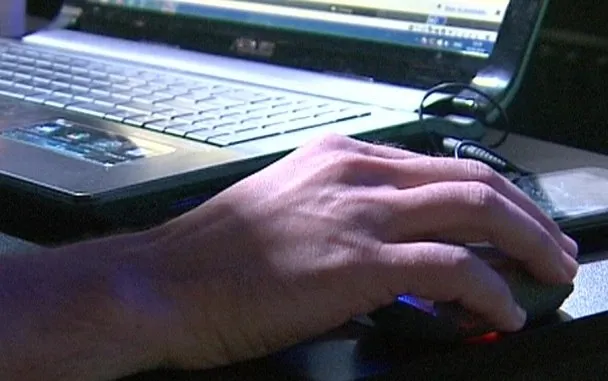 В Минтрансе работают над переводом транспортных льгот в электронный формат Директор департамента реализации проектов Ситуационно информационного Центра Минтранса России Георгий Селезнев в прямом эфире радиоканала Слушаем на Радио России Цифровизация транспортных льгот повышает качество обслуживания и удобство оформления билетов льготными категориями пассажиров за счет применения онлайн сервисов Если раньше льготнику нужно было сначала собрать все необходимые бумажные документы подтверждающие его право на льготу потом добраться до кассы отстоять очередь то сейчас можно просто зайти на официальный сайт перевозчика выбрать нужный раздел и оформить льготный проездной документ Такой подход безусловно экономит время пассажира Сейчас на принятие решения нужно всего несколько минут в сравнении с процессом рассмотрения перевозчиком бумажных документов который может занимать до пяти дней Слушать Подписывайтесь на Радио России в Телеграм MAX и скачивайте официальное приложение Радио России