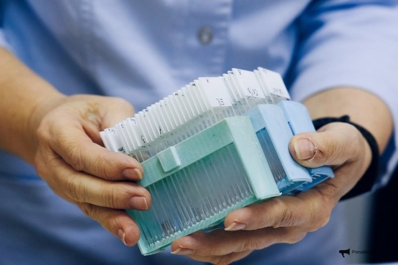 Компания Авексима Иннотех одним из владельцев которой является бывший вице губернатор Сахалинской области и совладелец ряда структур рыбопромышленной группы Антей Аркадий Пинчевский инвестирует 1 млрд рублей в фармацевтический проект в Приморье В том числе планируется создание завода по выпуску лекарств в Инновационном научно технологическом центре ИНТЦ Русский на острове Русском Инновационный научно технологический центр территория с особыми преференциями для инновационных предприятий создается по поручению президента России Владимира Путина Производственная линия компании размещена на территории центра а внедрение технологий покрытия с регулируемым высвобождением и пеллетирования позволит ежегодно выпускать до шести формул жизненно важных лекарств ООО Авексима Иннотех зарегистрировано во Владивостоке на острове Русском в июле 2025 года Профиль компании научные исследования и разработки в области естественных и технических наук Уставный капитал ООО 1 млн рублей Владельцы компании Аркадий Пинчевский и основатель фармдистрибутора Гранд Капитал Денис Ременяко оба по 50 капитала Подписывайтесь на PrimaMediaBiz