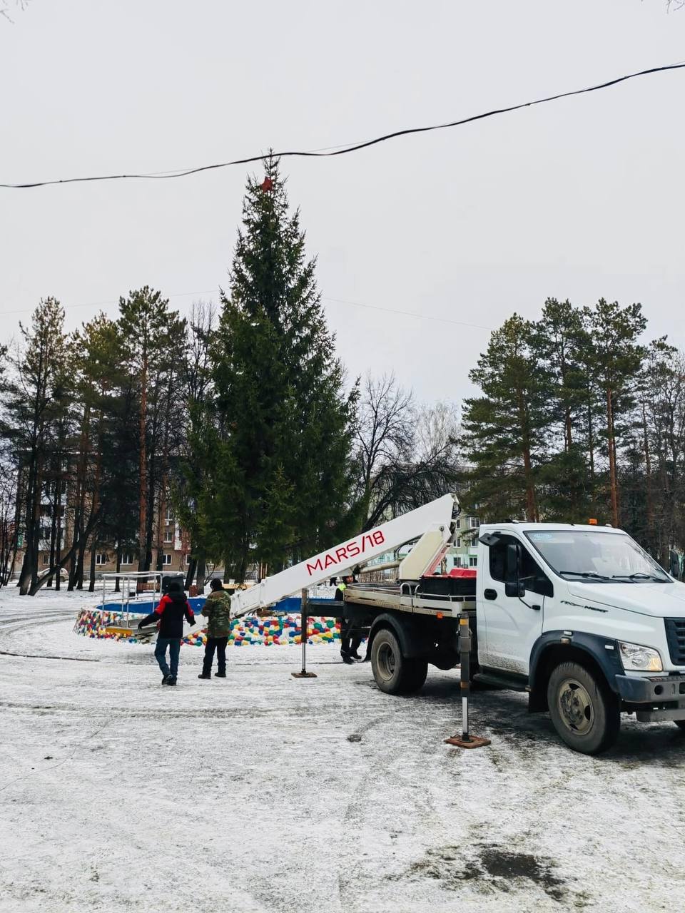 Власти Уфы опровергли факт незаконной рубки ели для новогоднего городка - Аиф-Уфа  Власти Демского района Уфы опровергли информацию о том, что новогодняя ель, установленная в сквере «Орион», была срублена незаконно.  Хвойное дерево росло у дома на ул. Локомотивной, 24. Коммунальщики срубили его и 4 декабря установили на праздничной площадке. Однако позже в социальных сетях появилась жалоба от одного из местных жителей, который заявил, что сам сажал эту ель и согласия на вырубку не давал.  Чиновники пояснили, что елка росла в охранной зоне надземного газопровода, за территорией дома. В середине ноябре специалисты филиала ПАО «Газпром газораспределение» вынесли предписание об очистке территории от деревьев и кустарников. Оно должно было быть исполнено до 15 декабря. Поэтому городские службы ель срубили, но решили ее не утилизировать, а использовать как главное украшение новогоднего городка в сквере «Орион».  В районной администрации подчеркнули, что большинство жителей дома на ул.Локомотивной, 24 с этим решением согласились.   Моя Уфа. Подписаться   Прислать новость