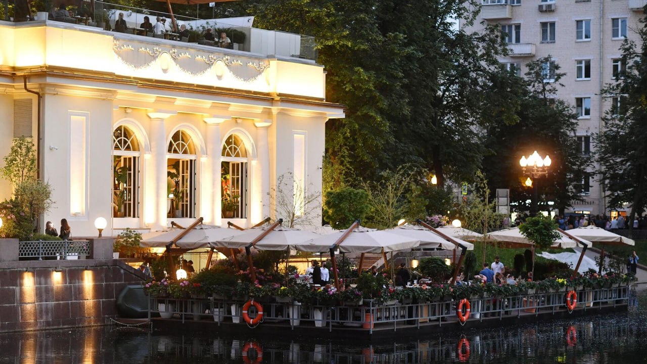 На Патриарших прудах за последние месяцы закрылись 11 ресторанов Рестораторы говорят о смене публики падении интереса и финансовых трудностях Гастрокритики отмечают что продвинутая аудитория уехала за границу а часть персонала на фронт Ко всему этому очень высокая арендная ставка которая доходит до 250 000 рублей за квадратный метр в год Экономика на ночь