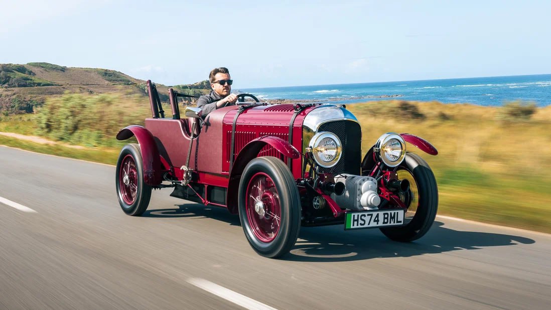 Компания Bentley начала производство старинного «суперкара» с электромотором Марка запустила серийную сборку модели Blower Jr — это копия одной из самых известных моделей Bentley начала прошлого века Blower образца 1929 года , но электрифицированная и уменьшенная до 85% от исходного размера. Всего построят только 349 таких машин, поставки начнутся в конце лета. Внешность скопирована с оригинала, хранящегося в заводском музее компании. При этом длина электромобиля составляет всего 3,7 метра при ширине 1,5 метра. В салоне друг за другом размещены два кресла, способных вместить взрослых пилота и пассажира. Конструкция дополнена современными решениями. К примеру, применены тормоза Brembo и карбоновые элементы кузова. В движение Blower Jr приводится 20-сильным мотором, который может разогнать его до 72 км/ч в США максималку ограничат на 40 км/ч . Расчётный запас хода — чуть более 100 км.
