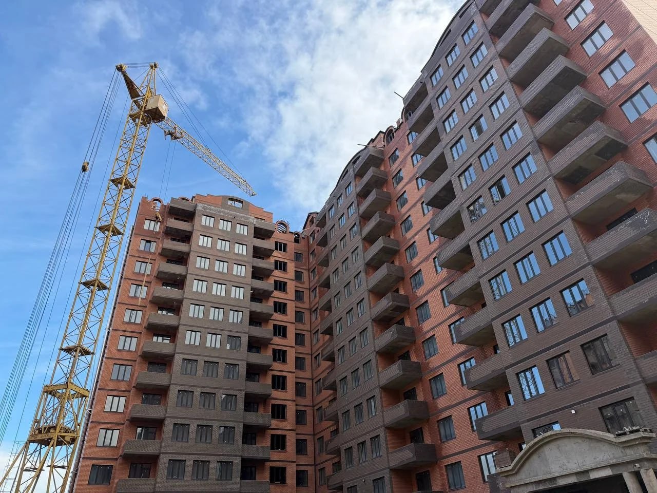 Квадратный метр на вторичном жилье в Махачкале подорожал на 25 Махачкала стала лидером по росту стоимости вторичного жилья среди 50 крупнейших рынков России в 2025 году По данным консалтинговой компании SRG проанализированным РБК Недвижимость средняя цена квадратного метра в городе достигла 120 9 тыс рублей что на 25 выше показателя 2024 года В список городов с наиболее значительным подорожанием также вошли Воронеж и Оренбург по 13 Пермь и Сочи по 12 а также Улан Удэ 12 Единственным крупным городом из исследуемой выборки где цены на вторичном рынке не выросли а снизились стал Новокузнецк Там стоимость квадратного метра упала в среднем на 2 до 92 7 тыс рублей