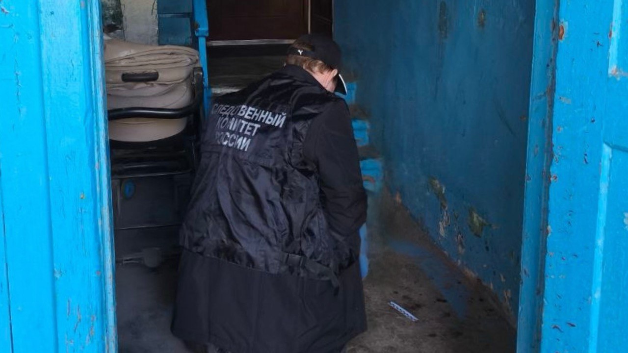 Житель Усть-Большерецкого округа ранил двух земляков Он набросился на них с ножом Инцидент произошёл 5 июля в подъезде жилого дома по улице Рабочая в поселке Озерновский Камчатского края. Как рассказали ИА «Камчатское время» в Следственном управлении СК России по Камчатскому краю, сначала между мужчинами, возник словесный конфликт. Один из его участников, 44-летний житель посёлка, находясь в состоянии алкогольного опьянения, схватился за нож. Подробности по ссылке: