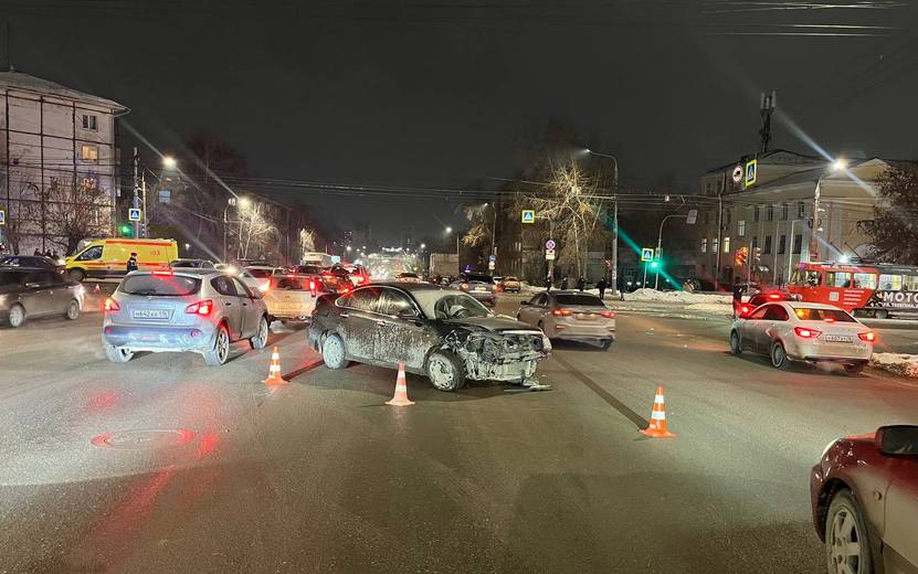 ДТП на перекрестке  Водитель ВАЗа пострадал в столкновении с «Ниссаном» в Ижевске. Автомобилисты не поделили перекресток улиц Ленина и Удмуртской  Фото: Госавтоинспекция Удмуртии    #Удмуртия #Ижевск