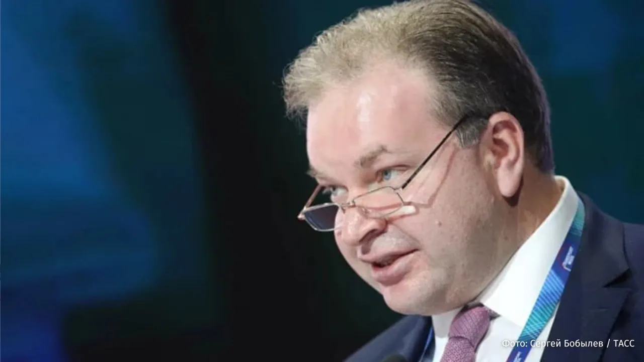 Никулинский суд изъял имущество экс замминистра транспорта Алексея Семёнова и его близких в доход РФ передает корреспондент РЕН ТВ из зала суда Общая сумма имущества указанного в иске оценивается на 6 млрд рублей Также Семенов оформлял квартиры нежилые помещения автомобили машино места и даже яхту на отца сына и бывшую супругу Как сообщает Генпрокуратура бывший заместитель министра транспорта совместно с экс руководителями ФГУП ЗащитаИнфоТранс Вячеславом Смирновым Юрием Спасским и Виктором Парахиным организовали коррупционную схему открыли собственный бизнес в области информационных технологий оформив его на близких родственников и подконтрольных лиц Кроме того на неподтвержденные доходы они построили загородные дома приобрели квартиры апартаменты в России и Франции а также премиальные автомобили яхту ценные бумаги дорогостоящие часы и ювелирные изделия РЕН ТВ ждет вас в MAX