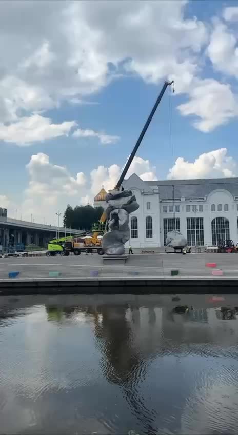 В Москве демонтируют скульптуру Урса Фишера для установки нового арт-объекта