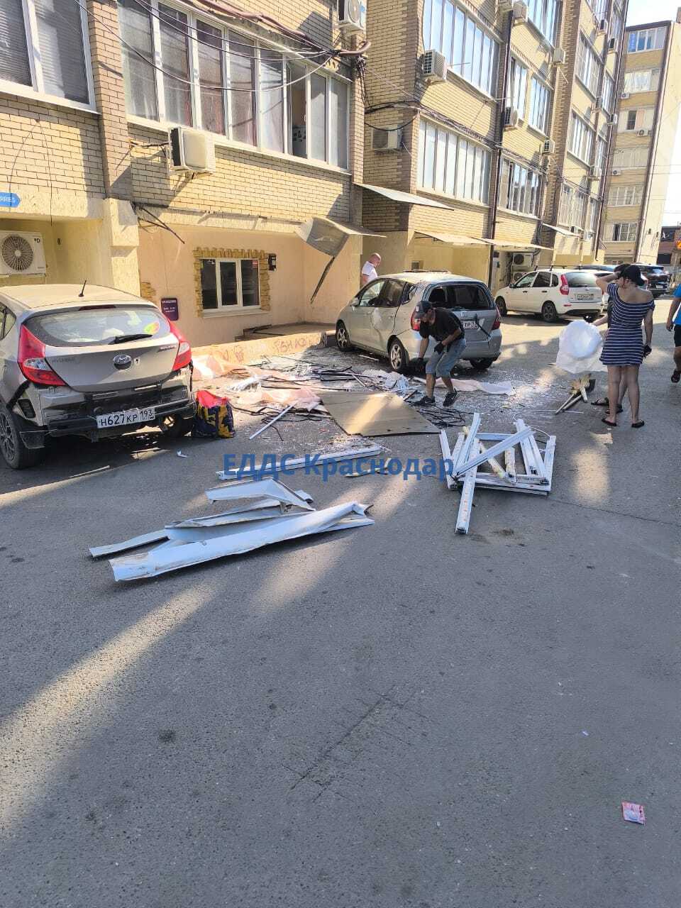 Взрыв прогремел в многоэтажке Прикубанском округе Краснодара По сообщению ЕДДС 08.18 9 августа поступило сообщение, что в поселке Российском на улице 2-я Тверская, 2 жители услышали хлопок в жилом многоквартирном доме. Прибыв к месту вызова, экстренные службы установили, что на 6-м этаже в результате хлопка вылетело окно с рамой. Дом не газифицирован, возгорания и задымления нет. Ситуация находится на контроле ЕДДС Краснодара. -24