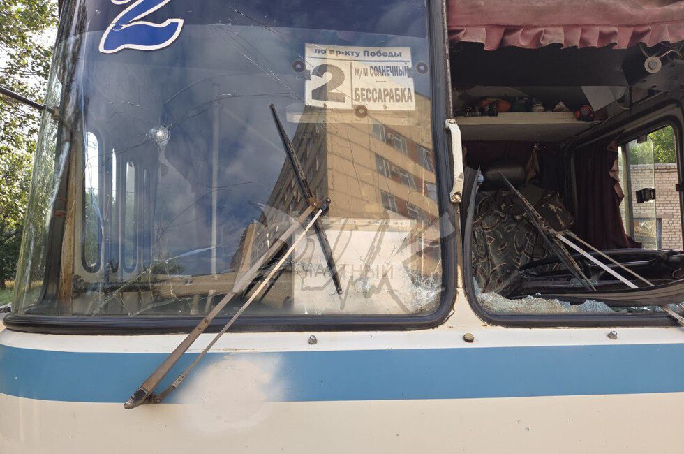 Дрон ВСУ атаковал горловский автобус, ранен водитель Под удар попал автобус №2. Дополнительная информация уточняется. Читать полностью Фото: Официальный ТГ-канал главы городского округа Горловка Ивана Приходько Подписаться