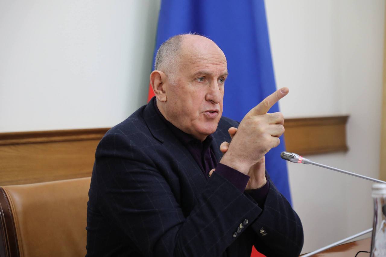 Глава кабмина Дагестана Абдулмуслим Абдулмуслимов поручил кураторам городов и районов в лице руководителей органов исполнительной власти усилить контроль за ситуацией в муниципалитетах За каждым из руководителей закреплен муниципалитет вы как кураторы должны знать что происходит на этих территориях У вас должен быть регулярный отчет о том что творится в курируемом вами районе в социально экономическом плане Эта работа не должна быть поверхностной Особенно в период когда есть риск возникновения ЧС или ЧП в период нестандартных погодных условий Свяжитесь с главами узнайте где нужно реагирование и помощь со стороны исполнительной власти