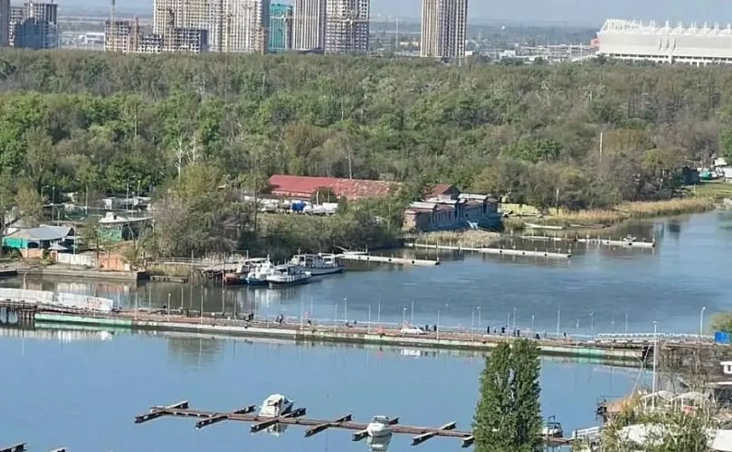 Утвердят до 1 июля проект нового моста на Зеленый остров в Ростове близится к завершению Городская администрация планирует утвердить окончательный проект постоянного моста на Зеленый остров к 1 июля текущего года Об этом сообщает donnews со ссылкой на исполняющего обязанности директора департамента дорог Валерия Атояна В настоящее время город и Зеленый остров соединяет лишь понтонный мост который функционирует обычно лишь в теплый период Планы о строительстве постоянного моста у властей появились много лет назад однако до реализации дело так и не дошло Отмечается что предыдущий проект был готов еще год назад но тогда он не прошел госэкспертизу И если в 2019 году строительство переправы оценивалось в 300 млн рублей то в 2025 эта сумма кратно увеличилась и составила 3 млрд рублей Текущий же проект постоянного моста длина которого составит 156 метров уже готов Разработка проектной документации завершена Она проходит госэкспертизу И к 1 июля этого года мы планируем документацию с положительным заключением получить цитирует donnews Валерия Атояна Помимо самого моста в планах строительство двухполосной подъездной дороги с ливнёвками освещением и тротуарами Власти Ростова на Дону запросят финансовую помощь у региона обращение будет направлено на получение бюджетных средств у донского министерства транспорта Подпишись на 1Rnd в МАХ Написать в редакцию