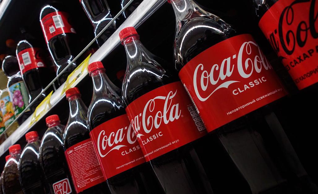 Coca Cola на 10 лет продлила права на товарный знак в России Как сообщает ТАСС со ссылкой на Роспатент продление зарегистрировано по одному классу международной классификации товаров и услуг безалкогольные несолодовые напитки и сиропы для их изготовления Новый срок действия исключительного права установлен до 14 августа 2035 г Впервые бренд Coke был зарегистрирован в СССР в 1946 году после чего компания неоднократно продлевала права на использование марки В 2022 году The Coca Cola Company приостановила работу в России Но продукция компании продолжала поставляться из других стран в частности из Ирана и Азербайджана россия общество