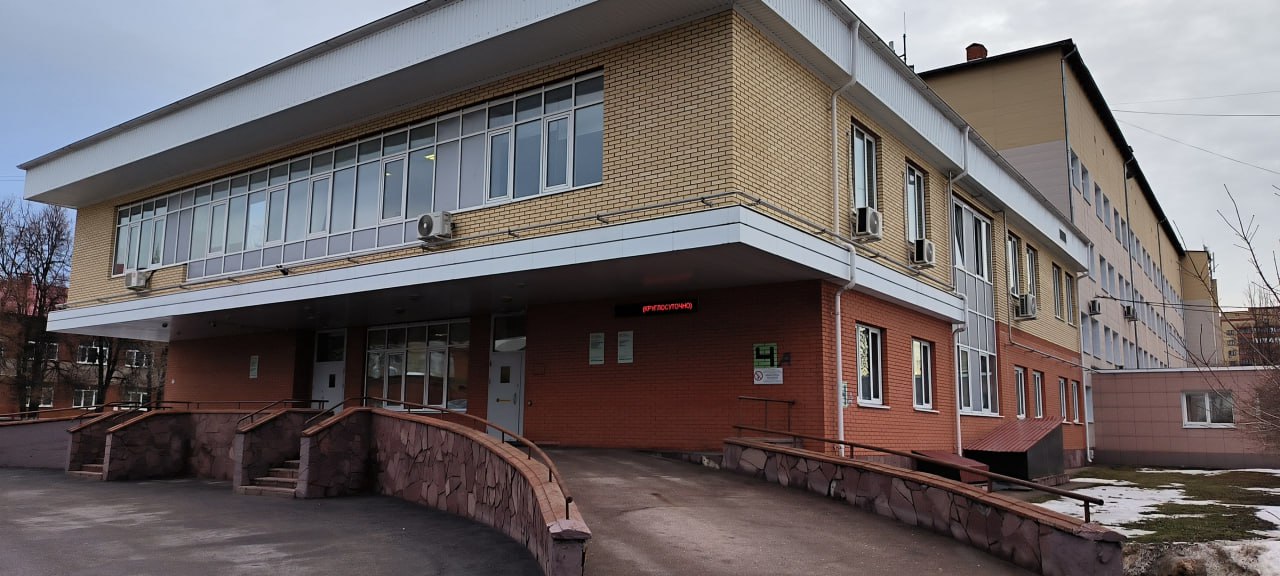 Пациентка обвинила врача Домодедовской больницы в домогательствах и написала заявление в СК. В ходе проверки правоохранители назвали действия врача «ректальным осмотром». 19-летняя Ольга имя изменено поступила в Домодедовскую больницу с электротравмой: девушка разбила дома аквариум и случайно схватила оголённый провод, когда убирала стёкла. Её госпитализировали в реанимацию, где в тот день дежурил врач Мухаммад Ш. По словам девушки, мужчина не очень хорошо понимал по-русски. Оля была в тяжёлом состоянии, но в сознании, а после введения препарата у неё начались судороги. Девушка попросила пригласить невролога, но вместо этого в палату вновь вошёл реаниматолог Мухаммад и, по её словам, начал странный осмотр: схватил за грудь и начал выкручивать соски. При этом девушка лежала на кушетке в одних трусах. Через несколько часов, по словам девушки, она проснулась от того, что Мухаммад стянул с неё нижнее бельё и засунул ей палец в анальное отверстие. Спустя несколько дней, когда состояние Оли нормализовалось, она рассказала о случившемся заведующему кардиологическим отделением, а также написала жалобу на имя главного врача. После выздоровления добавила заявление в полицию. По данным «Базы», у врачей иная версия событий. Они пояснили следователям, что Мухаммад увидел кровь на простыне и решил, что у девушки открылось кровотечение, поэтому прибег к срочному осмотру. Оля отошла от лекарств и, тоже увидев кровь, решила, что её изнасиловали позже оказалось, что кровь была менструальной . Что касается выкручивания сосков — по словам врачей, это стандартный метод проверки чувствительности. Также больница сообщила, что после всех жалоб и заявлений Оля и её мама приходили к главврачу Домодедовской больницы и предлагали «замять» дело. Теперь следователи выясняют, действительно ли врач действовал по протоколу. Baza