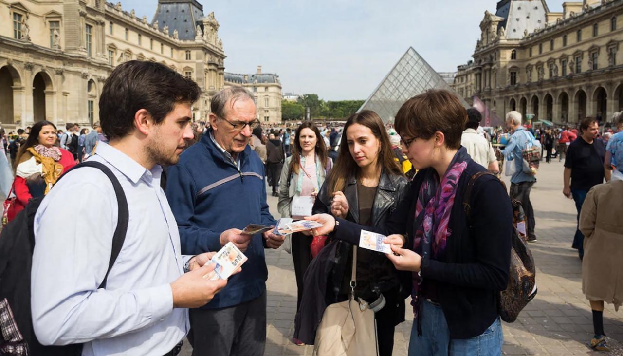 Лувр опять штормит  После полицейской операции проведенной в Музее Лувра во вторник музей начал расследование в результате которого были арестованы около десяти человек включая сотрудников музея и гидов Лувр который уже несколько раз оказывался в новостях из за громких краж мог бы обойтись и без дела о мошенничестве Газета Le Parisien сообщила что во вторник 10 февраля была проведена крупная полицейская операция по ликвидации сети мошенничества с билетами в музее  Предположительно речь шла о продаже поддельных билетов и перебронировании экскурсий Особенно часто жертвами мошенников становились китайские туристы В музее подтвердили факт полицейских действий Лувр сам сообщил о нарушениях что и послужило поводом для расследования говорится в сообщении учреждения которое подозревает существование сети организующей крупномасштабное мошенничество  Музей объяснил что столкнулся с ростом и диверсификацией мошенничества с билетами В результате руководство музея ввело в действие структурированный план борьбы с мошенничеством основанный на картировании мошенничества комплексе превентивных и лечебных мер юридических технических и контрольных и мониторинге результатов  В результате полицейской операции были арестованы девять человек включая двух сотрудников музея и двух гидов подозреваемых в причастности к этой сети  Также были изъяты три автомобиля 130 000 евро наличными почти 200 000 евро на банковских счетах и несколько банковских сейфов с крупными суммами наличных Telegram канал Безопасность туризма 24 7 с вами Подпишись фото ИИ