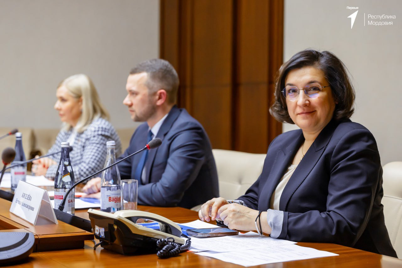 Движение Первых подвело итоги года на Координационном совете!  Заседание  прошло под председательством Первого заместителя руководителя Администрации Президента Российской Федерации Сергея Кириенко.   Артур Орлов, Председатель правления Движения представил результаты работы за год и поделился планами на следующий.  Артём Здунов, Глава Республики Мордовия выступил с докладом о поддержке реализации детских инициатив в регионе. Он подчеркнул значимость работы штаба по воспитанию, а также влияние Региональных координационных советов  РКС  на развитие проектов Движения Первых.  Движение Первых уже охватило более 40 тысяч детей в нашей республике,  создан Региональный координационный совет по взаимодействию с движением. Ключевой принцип: именно дети, подростки, молодые люди-соавторы всех решений. Акцент делаем на таком важном направлении, как работа не только с нашими активными ребятами, но и с теми, кто в тени, с кем сложно выстроить контакт, кому нужна поддержка. Спасибо Движению Первых за новые возможности для молодёжи Мордовии!  Дальше Первых ждёт больше — новые проекты, классные идеи и исполнение желаний!