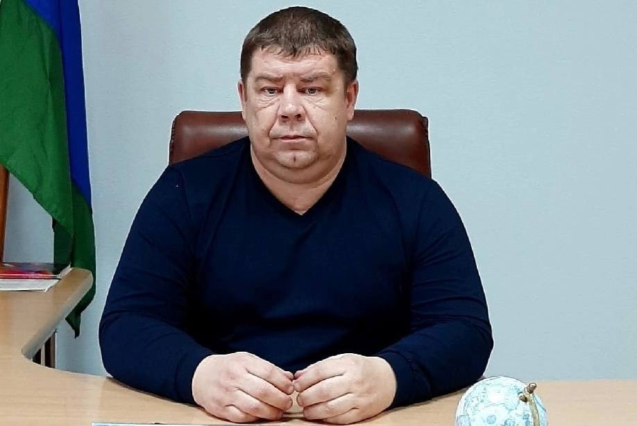Бывший глава Пудожского района незаконно начислял себе премии на миллион рублей Прокуратура Пудожского района выявила нарушения антикоррупционного законодательства совершённые бывшим главой муниципалитета Алексеем Зубовым С декабря 2022 по декабрь 2023 года чиновник издал распоряжения по которым сам себе назначал премии на сумму свыше 280 тысяч рублей и незаконно увеличивал надбавку за особые условия службы более чем на 780 тысяч рублей Все эти решения он принимал без обязательного согласования с Советом муниципального района что является нарушением закона В итоге экс глава необоснованно получил из бюджета более миллиона рублей Прокуратура уже обратилась в суд с требованием взыскать незаконно полученные средства обратно в казну Политика Карелии Подписаться