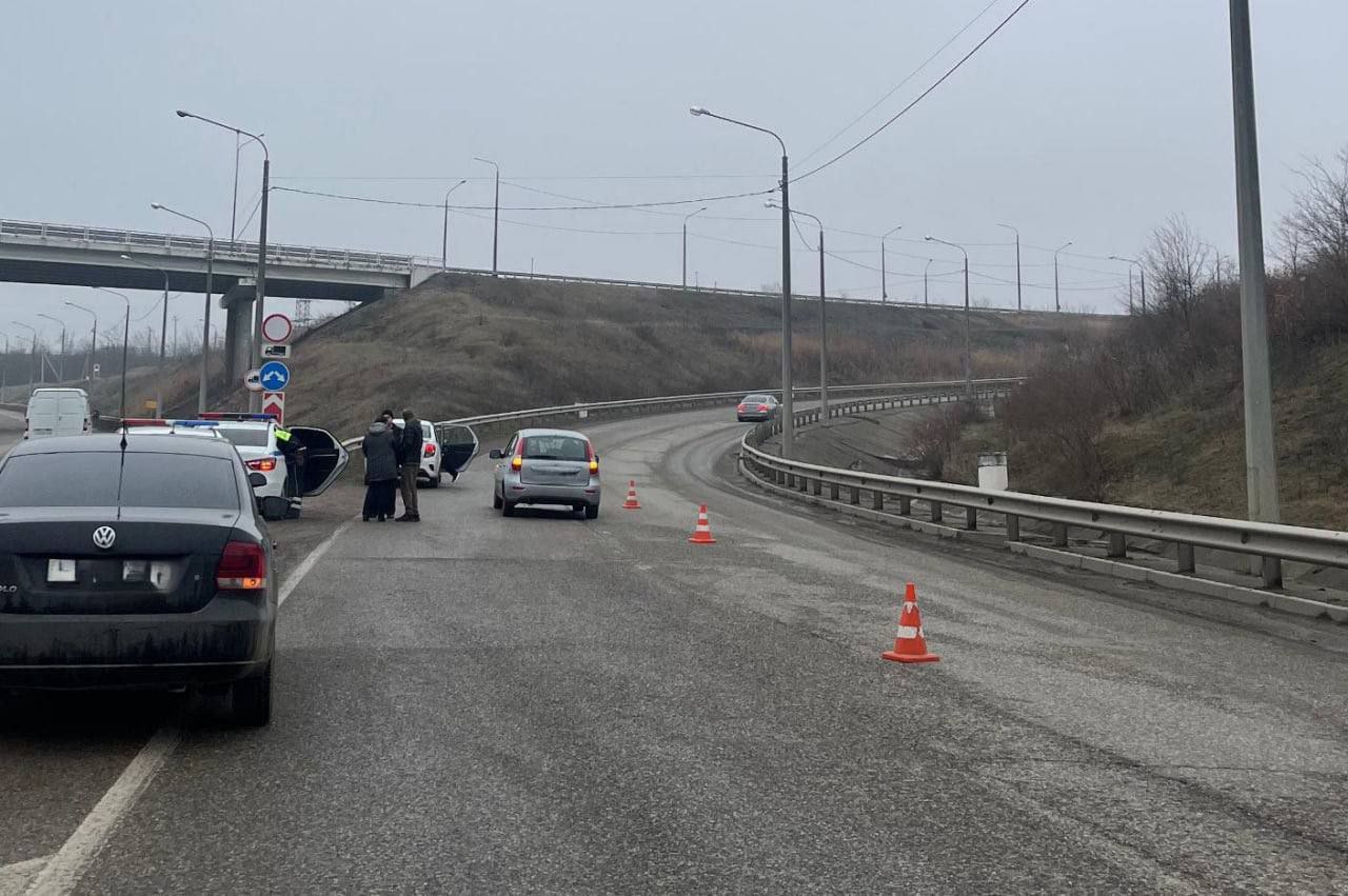 В Георгиевском округе водитель сбила пешехода вне пешеходного перехода  26 января примерно в 13:50 на дороге «Георгиевск — Новопавловск» водитель «Лады Калины» сбила пешехода, находящегося на проезжей части дороги.  Пострадавший - 53-летний житель Георгиевского округа. Его отвезли в больницу Георгиевска, ему назначено амбулаторное лечение.  Водитель - 54-летняя жительница Пятигорска. Она водит машину 10 лет, за последние 2 года к административной ответственности не привлекалась.  По факту автоаварии проводится проверка. Детальные обстоятельства происшествия уточняются.  Источник:  .