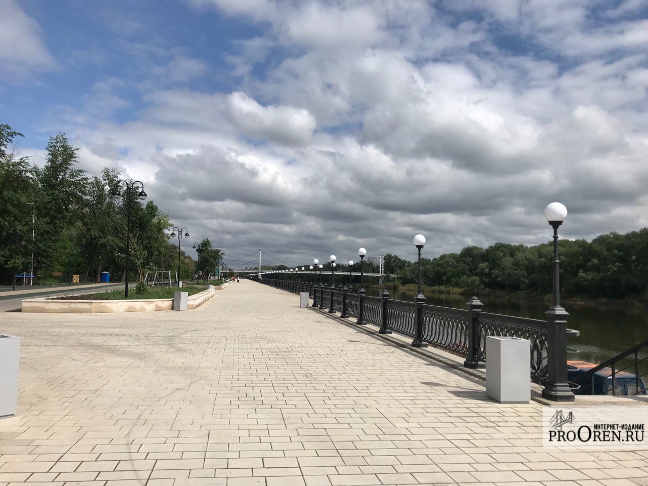 Завтра в Оренбуржье прогнозируется гроза и сильный ветер #Про_Общество В региональном МЧС оренбуржцев предупреждают о предстоящей непогоде. Так, днем 20 мая местами в боль шинстве районов области ожидается усиление ветра. Сообщается, что его порывы достигнут скорости 15-20 м/с. Местами прогремит гроза, вполне возможно выпадет град. Температура воздуха ночью будет +9, +14°C. Днем столбики термометров покажут +16, +21°C. «Предстоящая рабочая неделя в Оренбуржье будет дождливой. Причиной неустойчивой погоды послужит циклон и его фронтальные зоны. При прохождении атмосферных фронтов на большей части территории ожидаются дожди различной интенсивности, местами с грозами, ветер усилится до порывистого», - отметила синоптик Алина Асяева.
