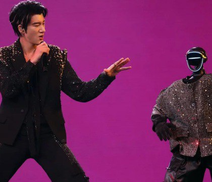 Шесть роботов Unitree Robotics выступили на подтанцовке на концерте Ван Лихома в Китае Гуманоидные роботы производства Unitree Robotics взорвали китайские соцсети выступив на подтанцовке у популярного певца Ван Лихома Видео быстро обрело популярность и распространилось за пределы китайского сегмента интернета Шесть андроидов от компании Unitree Robotics украсили выступление Ван Лихома своим танцем и судя по реакции зрителей затмили самого артиста