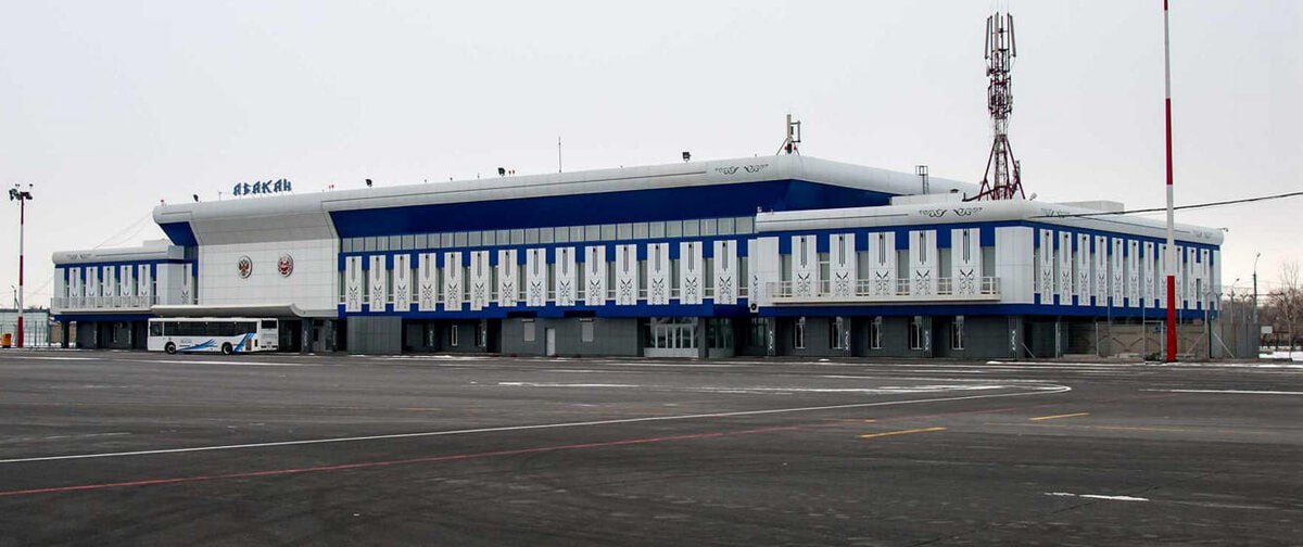 Директор аэровокзального комплекса АО Аэропорт Абакан предстанет перед судом по обвинению во взяточничестве По данным следствия в октябре 2024 года обвиняемый получил более 60 тысяч рублей от жителя Абакана за содействие в заключении договоров подряда на ремонтные работы Кроме того в феврале 2024 года через посредника им была получена взятка в размере 200 тысяч рублей за помощь в аренде помещений для установки павильонов на привокзальной площади В рамках дела на имущество обвиняемого наложен арест для обеспечения возможных судебных взысканий Уголовное дело направлено в суд для рассмотрения по существу а дело взяткодателя остается в производстве Оставить обращение Подписывайтесь на 8 канал