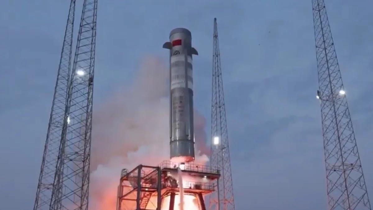 Китай протестировал доставку товаров с помощью ракеты Китайская компания SEPOCH впервые успешно доставила посылки с маркетплейса Taobao на борту ракеты XZY-1. Груз весом более 20 кг включал сувениры и товары из магазина Национальной библиотеки. Ракета поднялась на высоту 2,5 км, пролетела 125 секунд и приводнилась в море у провинции Шаньдун. После этого её извлекли и проверили — повреждений не обнаружено. Технология пока слишком дорогая для массового применения, но может использоваться для экспресс-доставки и снабжения отдалённых районов. В будущем компания планирует выводить ракеты на орбиту и перевозить грузы до 7 тонн.