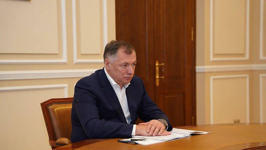 Вице-премьер РФ: зарубежные инвесторы хотят вложиться в развитие Донбасса и Новороссии Российские и иностранные инвесторы проявляют большой интерес к историческим регионам, заявил вице-премьер РФ Марат Хуснуллин. «Есть официальные заявки от иностранных инвесторов на участие в работе по новым территориям. Предоставление комфортных условий инвестирования, сопровождение проектов, внимание к проблемам и вопросам инвесторов должны стать для новых регионов приоритетом работы региональных команд», — сказал он на совещании по развитию Донбасса и Новороссии. Хуснуллин отметил, что число участников свободной экономической зоны достигло 365, объем заявленных инвестиций — 257 млрд рублей, количество работников — более 100 тыс. Фото: Пресс-служба Правительства РФ Читать полностью