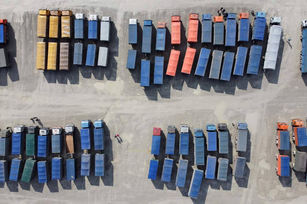 Эксперимент по цифровым перевозкам в регионах РФ начнется в январе 2026 года Эксперимент по внедрению электронного документооборота в междугородних автобусных перевозках в субъектах РФ будет проведен в некоторых регионах РФ с 15 января по 1 ноября 2026 года говорится в постановлении правительства РФ Постановление вступает в силу с 1 декабря 2025 года Правительство Российской Федерации постановляет провести с 15 января 2026 г по 1 ноября 2026 г эксперимент по обеспечению электронного взаимодействия участников процесса перевозок пассажиров автомобильным транспортом по межрегиональным маршрутам регулярных перевозок далее эксперимент сказано в документе Эксперимент будет проводится на территориях субъектов Российской Федерации заключивших соглашение об информационном взаимодействии между высшим исполнительным органом субъекта РФ и акционерным обществом ГЛОНАСС Отмечается что проведение эксперимента осуществляется за счет собственных средств акционерного общества ГЛОНАСС без привлечения средств федерального бюджета с использованием Государственной автоматизированной информационной системы ЭРА ГЛОНАСС