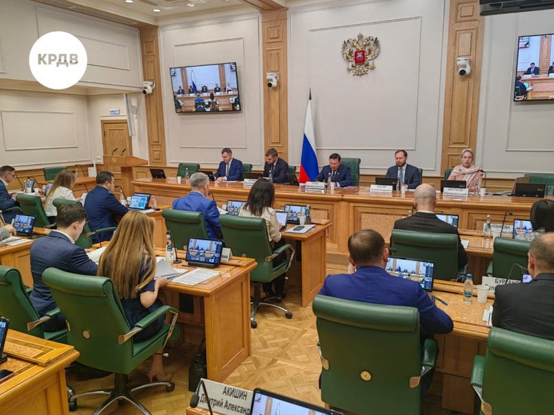 Дальний Восток и Арктика Минвостокразвития РФ VK В Совете Федерации обсудили развитие газохимии и нефтехимии Дальнего Востока На совещании под эгидой Совета Федерации рассмотрены меры для роста экономики ДФО через развитие газо- и нефтехимии. Мероприятие подготовлено Комитетом СФ по федеративному устройству, региональной политике, местному самоуправлению и делам Севера совместно Минвостокразвития России. Модератором выступила заместитель директора департамента по привлечению инвестиций Корпорация развития Дальнего Востока и Арктики КРДВ Анастасия Набатчикова. В совещании приняли участие представители федеральных и региональных органов власти, институтов развития, а также представители промышленных компаний, реализующих проекты на Дальнем Востоке.