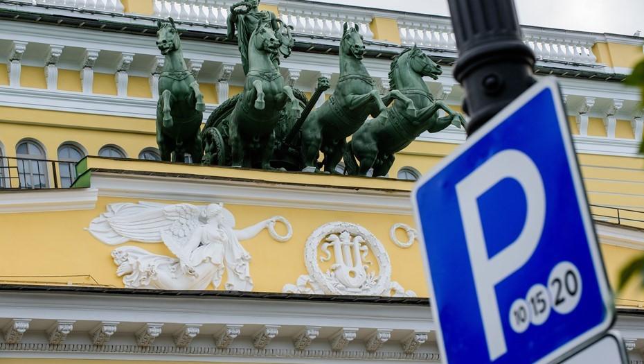 Штраф оплатили, а пришёл ещё один? Причина — просрочка В Городском центре управления парковками Петербурга объяснили, почему после оплаты штрафа за неоплаченную парковку может прийти второе постановление. Всё просто: оплатили с опозданием. Штраф за нарушение на платной парковке нужно оплатить в течение 60 дней с момента вступления в силу постановления. Если пропустили срок — это уже отдельное правонарушение по ч. 1 ст. 20.25 КоАП РФ. За просрочку грозит: – повторный штраф в двукратном размере; – либо админарест до 15 суток; – либо обязательные работы до 50 часов. Постановление также могут передать приставам, если штраф не будет оплачен или уплачен не полностью. Если вы уверены, что ошиблись не вы, — постановление можно обжаловать в течение 10 дней с момента его получения. Флэш Питер - подписаться