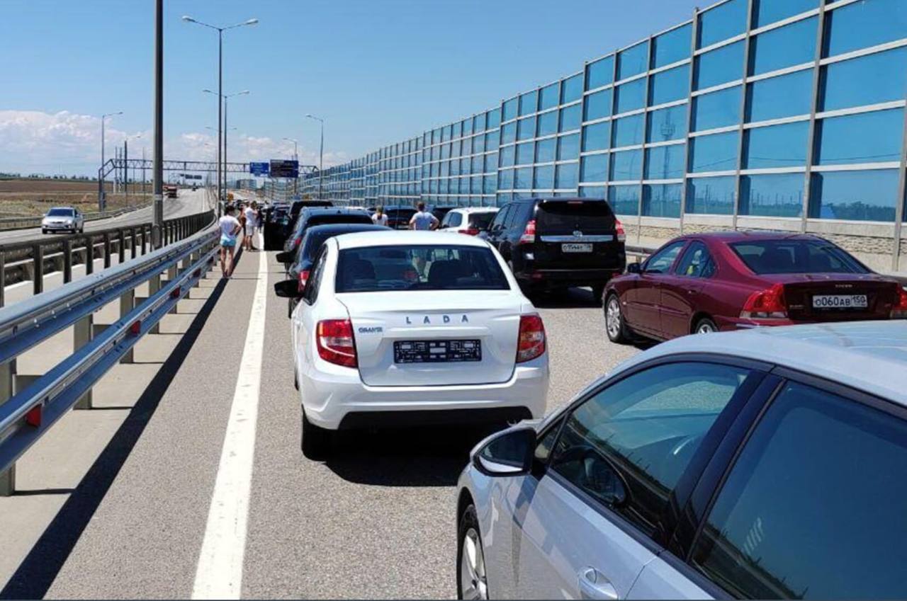 В первый майский пик турпотока через досмотры Крымского моста на полуостров проехали 10 050 машин — столько же, сколько в июльский пик-2024. По данным опросов туристов в соцсетях, мессенджерах и туристических чатах, турпоток 1 мая составил лишь 4% сезонного — так, например, в июне ожидается 10% турпотока, а с середины июля по сентябрь — 63%. Следующие пики турпотока ожидаются в середине июня, начале июля после выпускных, ЕГЭ и прочих экзаменов , середине июля самый большой турпоток , начале августа аналогично . Также ожидается пик турпотока в сентябре — многие туристы едут на бархатный сезон после отъезда семей с детьми и школьниками. На основе усредненных данных Крымская информационная группа уточнила, куда направились туристы на майские. Абсолютным рекордсменом стали ЮБК Большие Ялта и Алушта, поселки рядом с ними, включая Алупку, Гурзуф, Симеиз, Форос — рост турпотока в мае превысил прошлогодние на 70%. Следующие локации - Феодосия, Судак, Новый Свет в среднем на 30-50% больше, чем в 2024 году . Также 30% рост показала Евпатория, ранние туристы приехали в Саки, Оленевку, Николаевку. Во всех этих локациях нет мазута — туристы увидели это своими глазами и пишут про это в соцсетях. На 12% к прошлому году "прирос" Севастополь. По прогнозам на 2025 год, Крым посетит до 10 млн. туристов, которые в целом распределятся по вышеназванным курортам. Также в Минтуризма России и Крыма сообщили о росте запросов на семейный отдых, оздоровительные и экскурсионные программы, гастротуризм и стабильный взлет интереса к кемпингам и глемпингам - источник Подпишись
