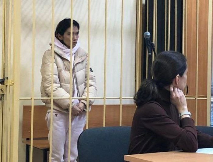 В Петербурге судили няню-узбечку, угробившую младенца во время мытья в ванной на улице Ленсовета.   15 октября 2024 года 22-летние родители оставили пятимесячного малыша в квартире с 24-летней нелегальной мигранткой из Узбекистана Севинчой Абдурасуловой. Вечером она вызвала скорую и сообщила, что ребенок перестал дышать после приема жаропонижающего. В больницу мальчика доставили в состоянии клинической смерти, вскоре он скончался.    Врачи установили, что причиной смерти стала черепно-мозговая травма, а не прием лекарства. Няню задержали и возбудили уголовное дело по 109-й статье УК РФ  причинение смерти по неосторожности . Инородка призналась, что уронила мальчика в ванну во время мытья.    Сегодня суд признал Абдурасулову виновной. Как рассказала объединенная пресс-служба судов Петербурга, потерпевший  судя по всему, отец погибшего малыша  попросил прекратить дело в связи с примирением сторон. Инородка принесла ему извинения и дала 170 тысяч рублей, что мужчину вполне устроило.    Но это не устроило прокурора: та заявила, что никакая компенсация не может заменить потерянную жизнь и не снижает общественную опасность совершенного преступления. Суд согласился, что достаточных оснований для прекращения дела нет. Абдурасуловой назначили год колонии-поселении. С учетом времени, которое она провела в СИЗО, получилось, что срок она уже отбыла и теперь свободна.