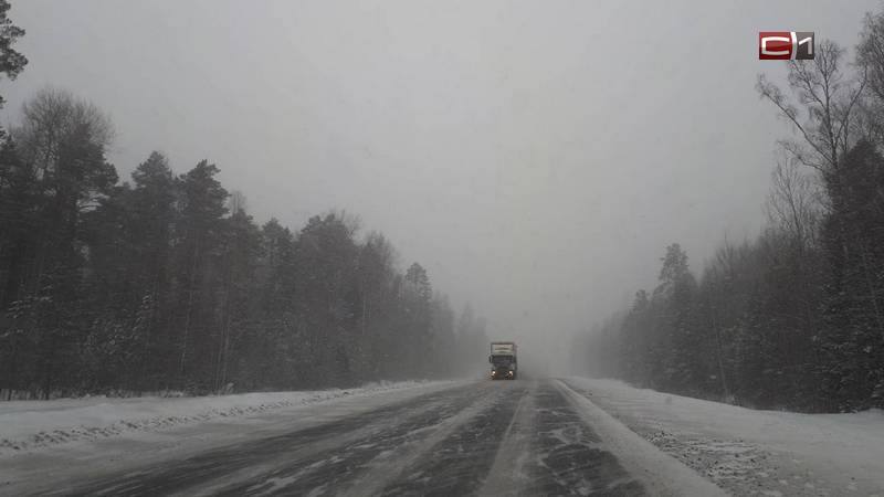 Мокрый снег и дождь: в Югре ожидается ухудшение погодных условий  Госавтоинспекция Югры предупреждает об ухудшении погодных условий на территории округа. В ближайшие дни в регионе ожидается обильное выпадение осадков в виде снега и дождя. Такая погода усложняет ситуацию на дорогах для водителей и может привести к ДТП.  По данными ведомства, на загородных трассах планируется вводить ограничения движения — какие именно дороги перекроют, будет зависеть от состояния проезжей части. Всем водителям советуют воздержаться от дальних поездок на авто.  «В случае вынужденной поездки неукоснительно соблюдайте ПДД, скоростной режим, безопасный интервал и дистанцию», — призывают сотрудники Госавтоинспекции Югры. __________ Sitv.ru