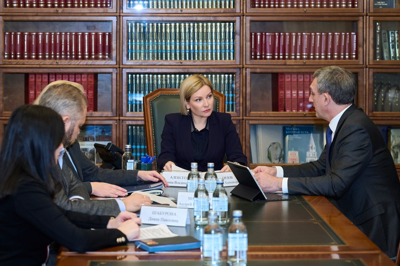 Глава Приамурья Василий Орлов в Москве встретился с министром культуры РФ Ольгой Любимовой Обсудили вопросы культурного развития области и планы на будущее В регионе работа ведется последовательно Обновляем библиотеки музеи детские школы искусств дома культуры Выражаю признательность министерству культуры России за плодотворное партнерство и содействие в реализации ключевых культурных инициатив нашего региона