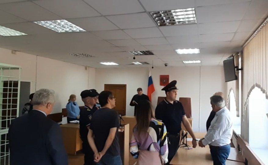 Кировский районный суд Красноярска приговорил бывшего руководителя краевого фонда жилищного строительства Сергея Бердоусова к пяти годам лишения свободы в колонии общего режима. Его признали виновным в злоупотреблении должностными полномочиями. В зале суда его взяли под стражу. Речь идёт о квартирах, которые предназначались для работников здравоохранения, культуры, спорта и соцзащиты. В 2019 году фонд получил от края субсидию в размере 100 миллионов рублей на покупку или строительство жилья для бюджетников. Всего было построено 27 квартир в жилом комплексе «Ясный» в микрорайоне Солнечный-2, однако жильё до людей так и не дошло. Подробнее — на Бабре #красноярск