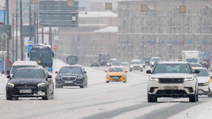 Напоминаем что сегодня в столице будут введены локальные перекрытия движения Актуальную информацию обновляем в закреплённом сообщении Движение временно закрыто на Большом Каменном мосту по направлению в центр UPD движение открыто Дептранс рекомендует до 20 00 по возможности использовать метро
