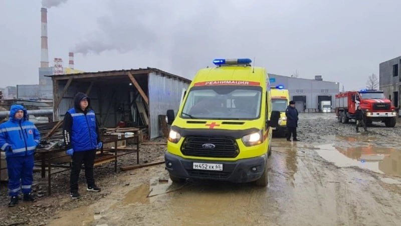 Четверых пострадавших доставили в больницу после обрушения строящегося здания в Южно Сахалинске Вызов сразу классифицировали как массовый поэтому на место ЧП направили пять машин скорой помощи Руководитель станции лично прибыл на стройку и взял координацию работы медиков на себя   Подписаться на нас Telegram I MAX Прислать нам новость Sakhonlinebot