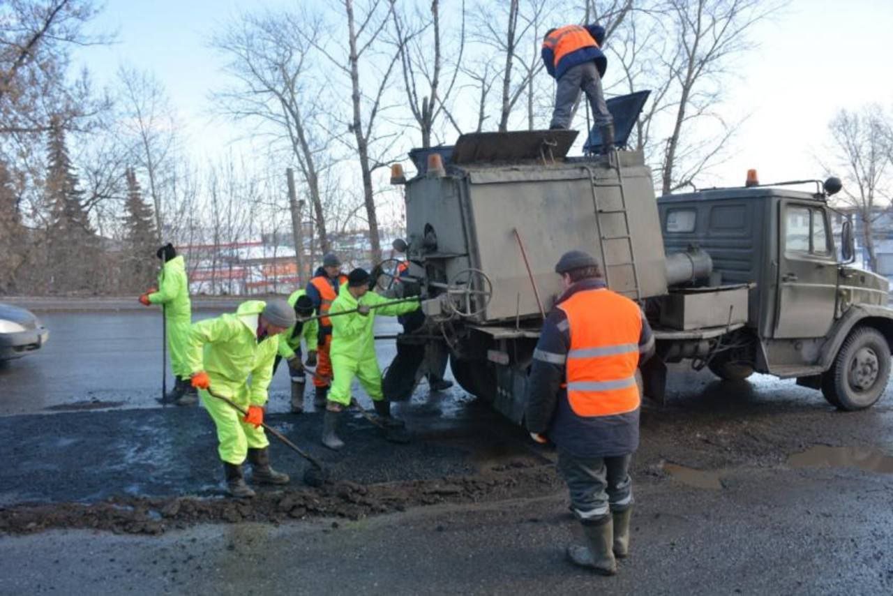 В Уфе продолжается ямочный ремонт дорог     Работы по восстановлению дорожного полотна ведутся круглосуточно в две смены. Численность бригад достигает до 30 человек и 10 единиц техники.  Сейчас уложено 342 тонны материалов на площади 2,2 тысячи кв.м. Это 334 тонны щебеночно-битумной смеси на площади 2161 «квадрат» и 8 тонн холодной асфальтобетонной смеси на площади 55 кв.м.