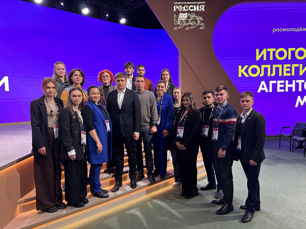 ВСКС на итоговом заседании коллегии Федерального агентства по делам молодежи В Национальном центре «Россия» состоялось итоговое заседание коллегии Федерального агентства по делам молодежи. Член Общественной Палаты РФ, руководитель ВСКС Евгений Козеев совместно с командой ВСКС и добровольцами Центра «Помощь» приняли участие в мероприятии, заслушав доклады представителей федеральных органов власти, общественных организаций и просветительских объединений страны. На заседании подвели итоги деятельности в сфере молодёжной политики за 2024 год и обсудили будущие цели и планы, среди которых особое внимание уделено добровольчеству и патриотическому воспитанию. Заместитель Председателя Правительства РФ Дмитрий Чернышенко поблагодарил волонтёров, участвующих в ликвидации последствий ЧС, особенно отметив ликвидацию последствий разлива нефтепродуктов на берегу Чёрного моря. Как отметил Дмитрий Чернышенко, молодежная политика занимает особое место в системе государственного управления. ВСКС ведёт плодотворную работу в сфере повышения уровня патриотического воспитания и культуры безопасности молодежи, а также в ликвидации чрезвычайных ситуаций! #ВСКС #МГОВСКС #ЦентрПомощь