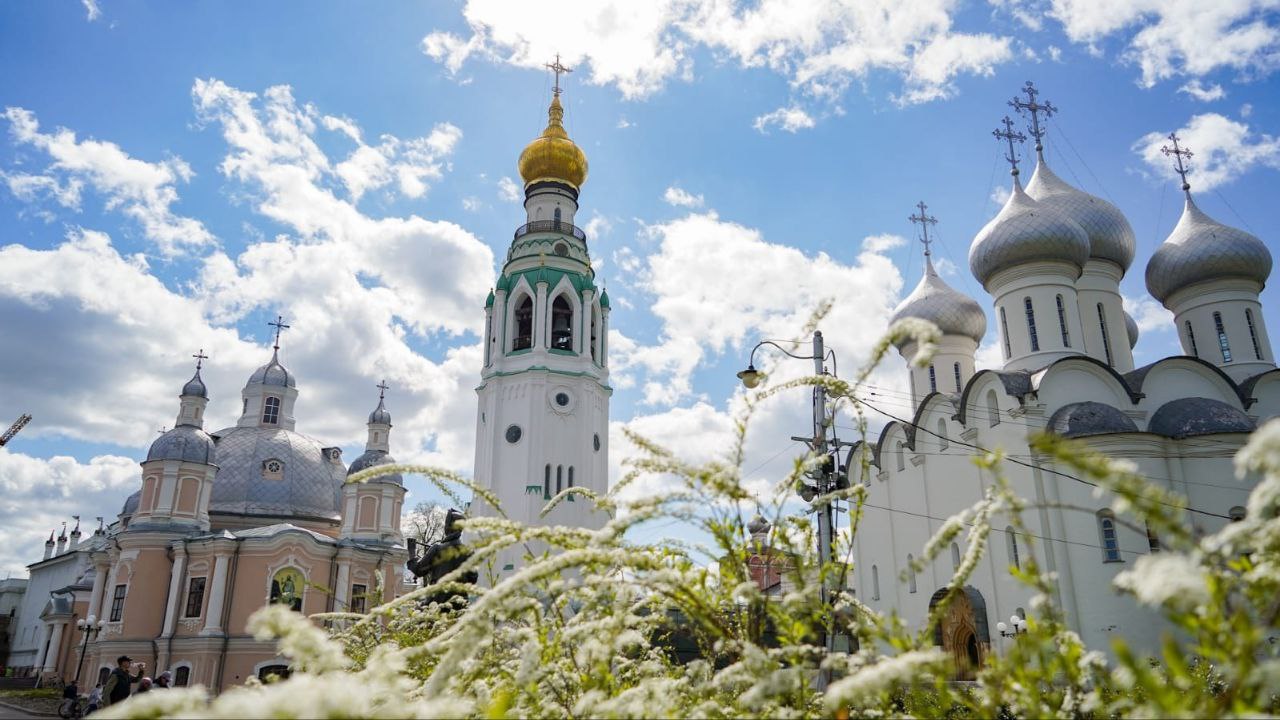Мэр города Андрей Накрошаев сообщил, что подана официальная заявка на конкурс «Культурная столица 2027 года» Сейчас Вологда лидирует в народном голосовании, которое стартовало в апреле и продлится до 5 декабря. За областную столицу Вологодчины проголосовали уже более 28 тысяч человек. Правительство Вологодской области