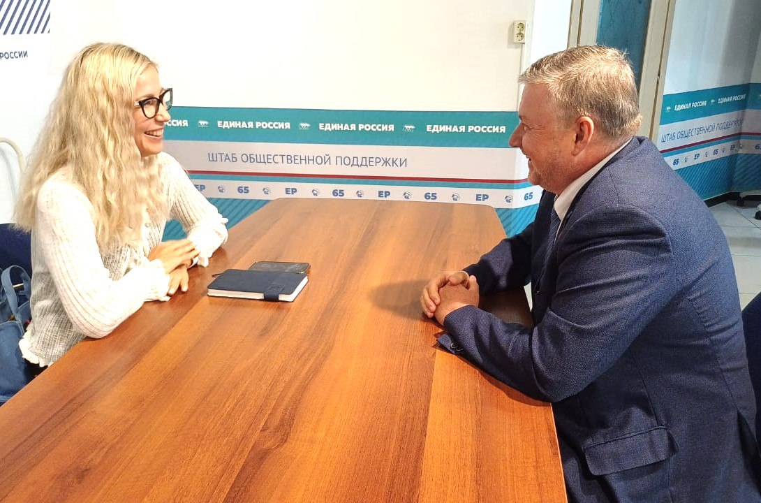 В ходе региональной недели провёл встречу с руководителем регионального исполкома «Единой России» Ириной Киселёвой. Обсудили необходимость проведения Форума муниципальных депутатов. В свете подготовки обновлённой Народной программы, с которой партии предстоит идти на парламентские выборы в 2026 году, особенно важно поддержать наших товарищей из муниципалитетов – ведь именно они являются ключевым элементом в системе взаимодействия партии с населением. Партийцы из местных советов как никто другой понимают локальные проблемы и наша поддержка «на земле» напрямую связана с их активностью. Уверен, что и сами муниципальные депутаты очень ждут проведения форума, где будет возможность, что называется, сверить часы, провести командные тренинги, услышать интересных спикеров. Договорились, что форуму обязательно быть и этой осенью он состоится в Южно-Сахалинске. #регнеделя #депутат #Госдума #МСУ #ЕР65