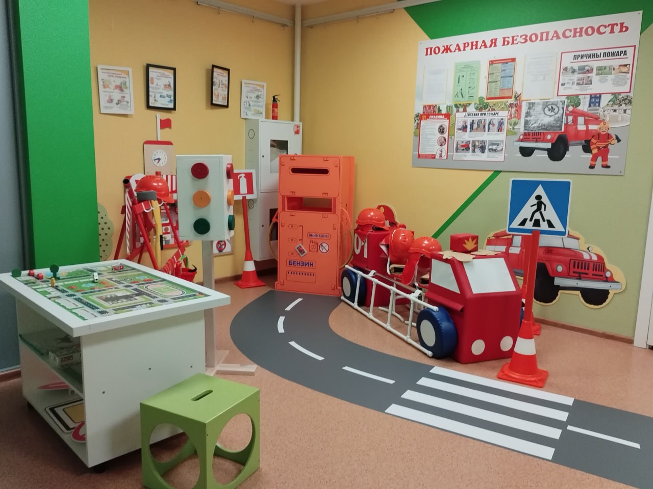 В Красноярске детские сады готовят к новому учебному году. В управлении образовании города рассказали, что сейчас идет активная приемка дошкольных учреждений. Проверку прошли на сегодняшний день уже 75 детских садов: в них прошел ремонт внутри и снаружи, обновлены игровые и развивающие зоны, где нужно – закуплена новая мебель.    По части благоустройства подготовки территории отдельное спасибо родителям и воспитателям.    Комиссии будут работать до 15 августа, к этому времени остальные садики также должны показать свою готовность. 1 сентября детские сады распахнут двери для 52 тысяч малышей.    : администрация Красноярска