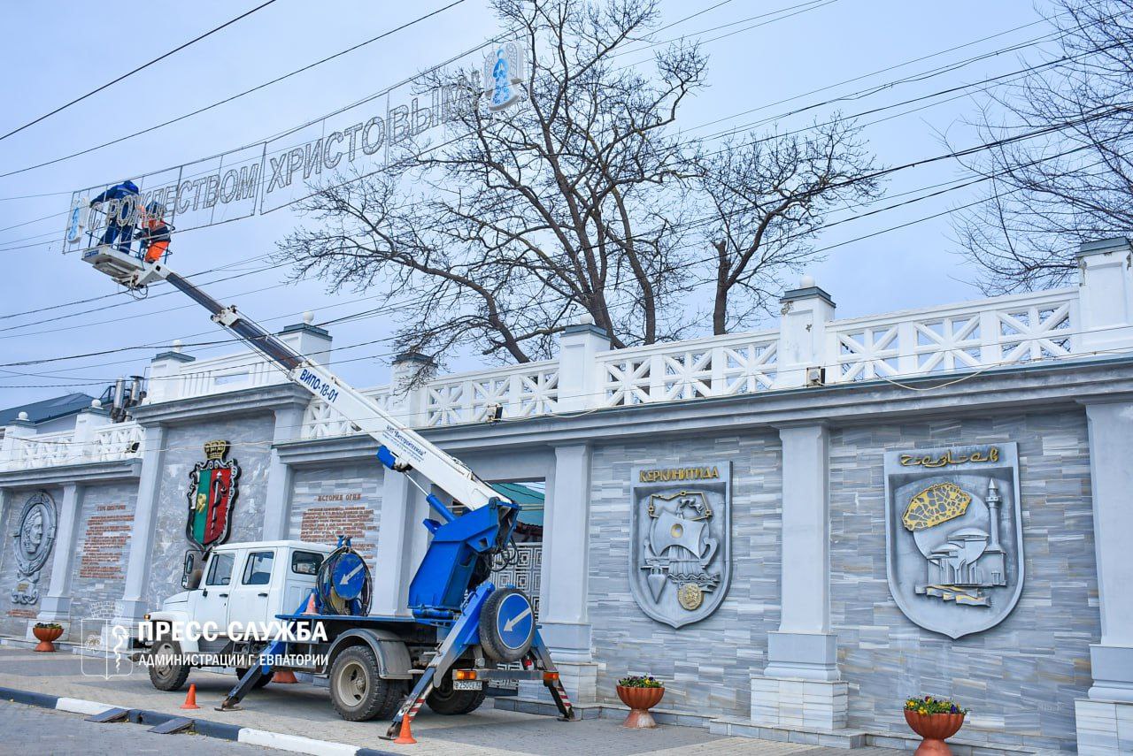 Евпаторию начали украшать к Новому Году  Как сообщили в администрации города, в этом году город украсят около 200 световых консолей на новогоднюю тематику.  Завершат монтаж и включат все световые композиции уже 19 декабря.