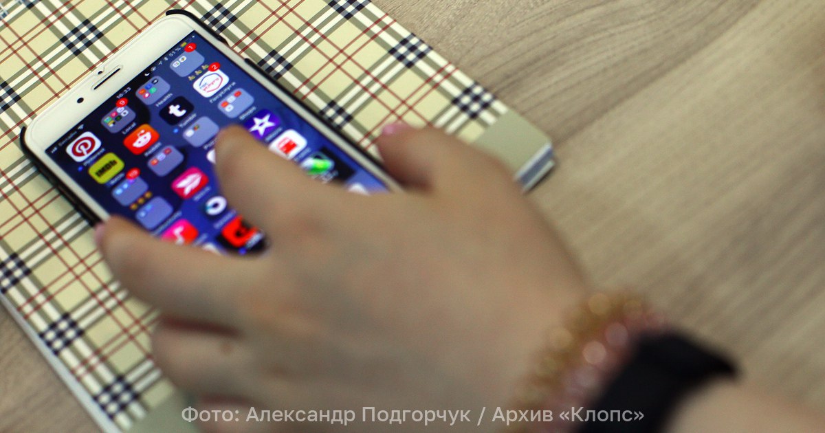Бранное слово и штрафу приятно россиянам напомнили о наказании за оскорбление в школьных чатах За оскорбление в школьных чатах которое считается публичным можно лишиться от 5 до 10 тыс рублей Об этом рассказал юрист Владимир Энтин В законодательстве появилась статья по которой публичность оскорбления в том числе оскорбление с помощью интернета влечёт более суровое наказание чем просто оскорбление Данный факт требует доказательств того что распространённые сведения направлены на то чтобы умышленно унизить данного человека в глазах окружающих Если речь идёт о школьных онлайн чатах то это оценка с точки зрения одноклассников их родителей учителей отметил эксперт Юрист рекомендует при общении в чатах уважительно относиться к собеседникам соблюдать вежливость избегать упрёков и обвинений Оценивать кого либо даже в положительном смысле стоит очень осторожно так как некоторые могут это воспринять агрессивно подытожил Энтин