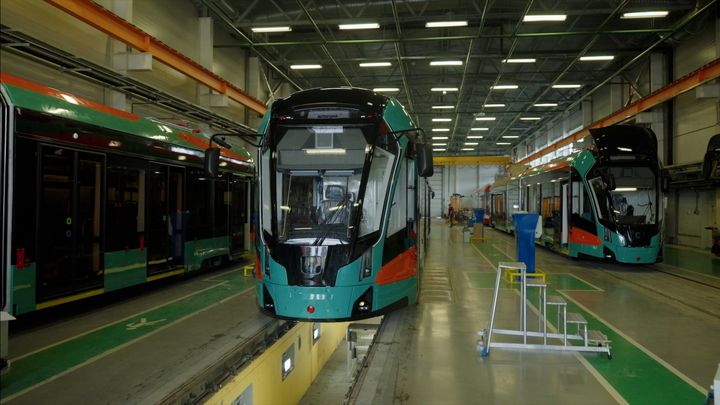На Большом семейном фестивале 6 и 7 сентября в Парке 300 летия Санкт Петербурга расскажут о новой трамвайной линии Славянка На интерактивном макете гости фестиваля смогут проследить трамвайный маршрут от станции метро Купчино до поселка Шушары и далее до микрорайона Славянка со всеми остановками предусмотренными проектом Более того посетители получат информацию о возможностях и преимуществах трудоустройства в компанию которая будет эксплуатировать линию Славянка Карьерные возможности откроются для инженеров водителей электриков диспетчеров и других профессионалов Оригинальные брендовые сувениры порадуют и маленьких и взрослых гостей тематического шатра Также в специальной зоне фестиваля будут представлены другие мегапроекты Фото скриншот с видео Город Подпишись на Город