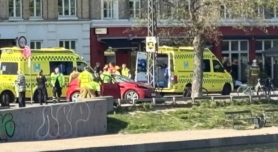 В Копенгагене автомобиль въехал в группу людей — пострадали как минимум пять человек, сообщает датский телеканал TV2.