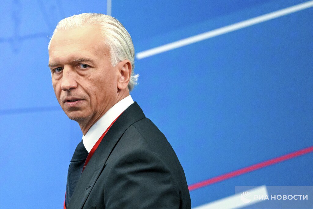 Президент РФС назвал 2025 год успешным для сборной России по футболу В целом я бы оценивал сезон который провела сборная как насыщенный и успешный Во первых удалось использовать все окна ФИФА мы провели 10 матчей из 10 возможных Эта оценка актуальна для всех наших сборных все играли и играли много более 160 матчей всех сборных по футболу было проведено в этом сезоне Это очень важно для развития игроков особенно молодых сказал Александр Дюков журналистам Также президент РФС отметил высокий интерес к матчам сборной России Со стороны зрителей и болельщиков к матчам сборной высокий интерес В среднем почти 31 тысяча человек присутствовала на каждом матче были высокие телевизионные рейтинги и доли просмотров отметил Дюков Подписывайтесь на РИА Новости Спорт в MAX