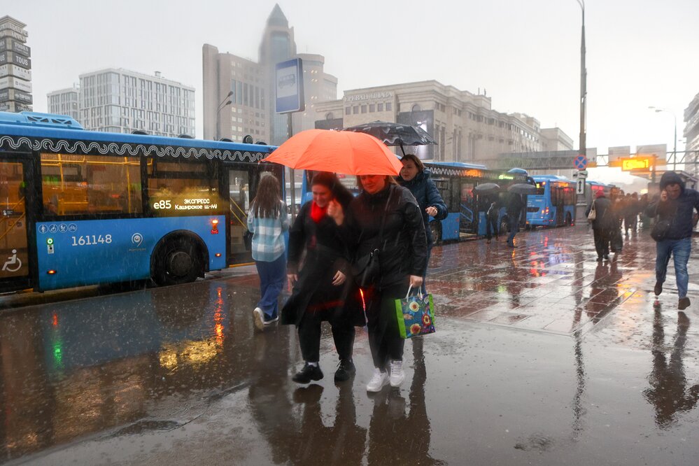 Гидрометцентр спрогнозировал небольшой дождь в Москве 12 мая В Москве новая рабочая неделя начнется с небольшого дождя. Такой прогноз на 12 мая составили в Гидрометцентре России. Днем в столице воздух прогреется до плюс 9-11 градусов, при этом со стороны юго-запада будет ветрено. Его порывы составят от 5 до 10 метров в секунду. Ночью дождь продолжится, столбики термометров опустятся до плюс 1-3 градусов, а…