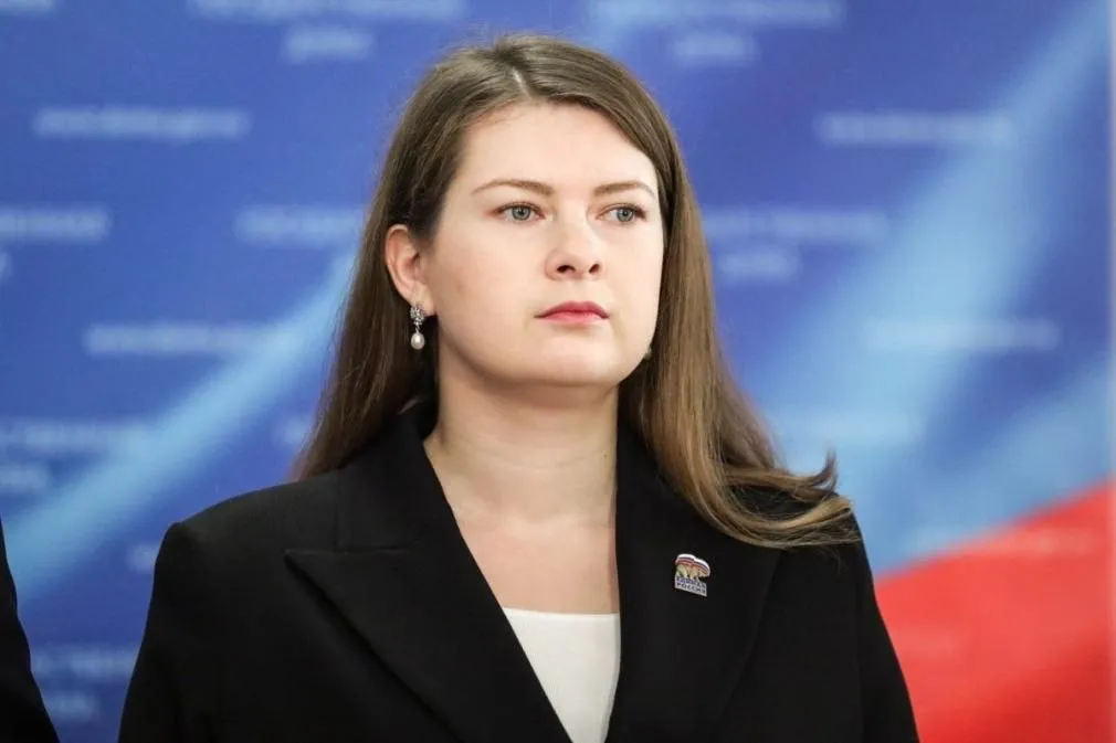 Единая Россия расширяет сотрудничество с представителями гражданского общества В формировании новой Народной программы партии принимают участие профсоюзы и общественные объединения Гражданское общество России мощная сила стоящая на защите интересов людей и национальной стабильности заявила председатель Центрального совета сторонников Единой России зампред комитета Госдумы по развитию гражданского общества Ольга Занко на расширенном заседании Центрального совета сторонников который проходит в рамках Всероссийского семинара На нем собрались 200 участников со всех регионов страны актив сторонников и представители партнерских некоммерческих организаций профсоюзов казачества ветеранских и молодежных организаций Такое живое деятельное участие граждан лежит в основе успешного социального развития и помогает отвечать на самые серьезные вызовы Поэтому на площадке сторонников мы проводим обсуждения по формированию предложений в новую Народную программу вместе с НКО профсоюзами ТОСами лидерами общественных проектов Часть предложений прозвучали сегодня Также представители гражданского общества направляют их на сайт естьрезультат рф сообщила она В ходе заседания подписали соглашения между Центром поддержки гражданских инициатив сторонников и тремя крупными организациями ООД Клубы исторической реконструкции России Комитетом национальных и неолимпийских видов спорта России а также Союзом пенсионеров России Документы предполагают запуск совместных проектов по патриотическому воспитанию развитию массового спорта среди молодежи и социальной защите пожилых людей Подписывайтесь на нас в МАХ ergosdumaofficial